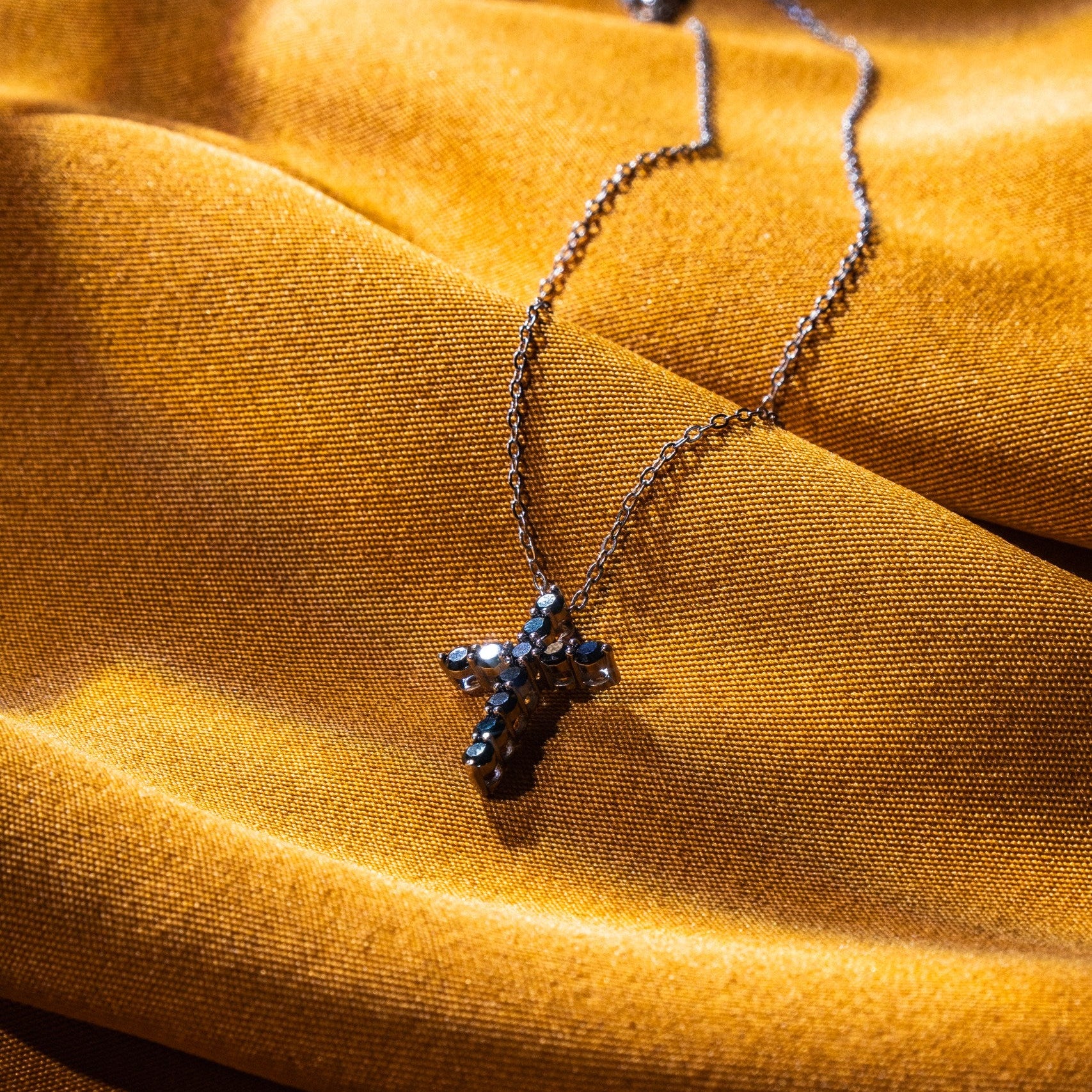 Colar Cruz Moissanite Ônix
