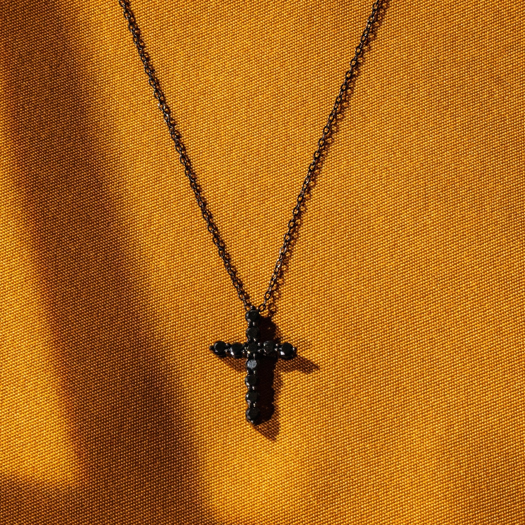Colar Cruz Moissanite Ônix