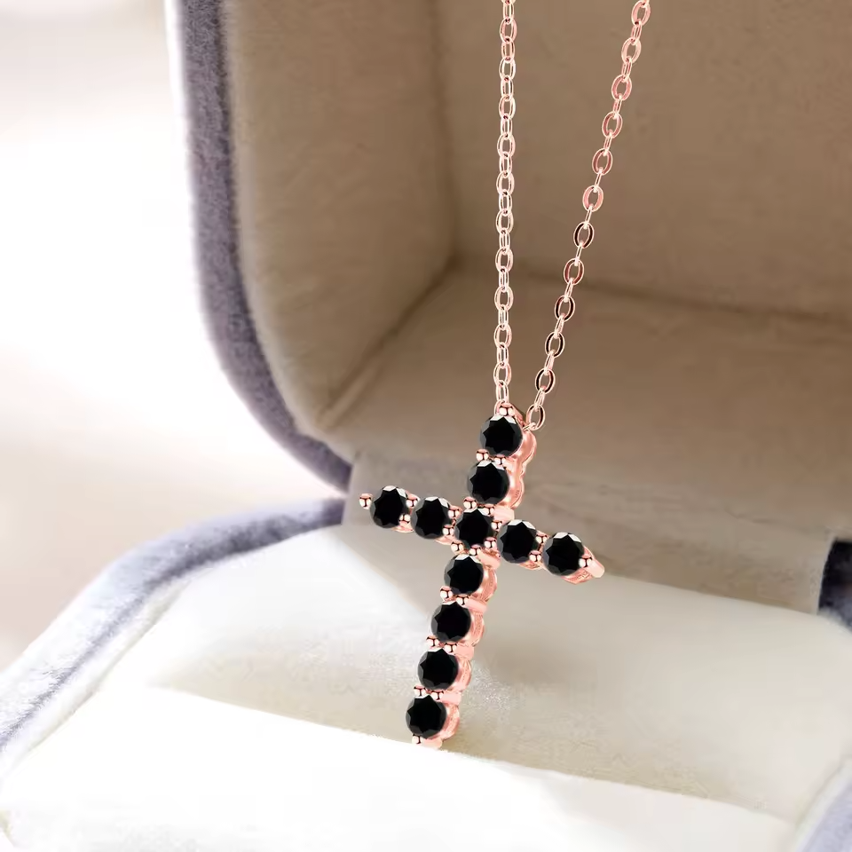 Colar Cruz Moissanite Ônix